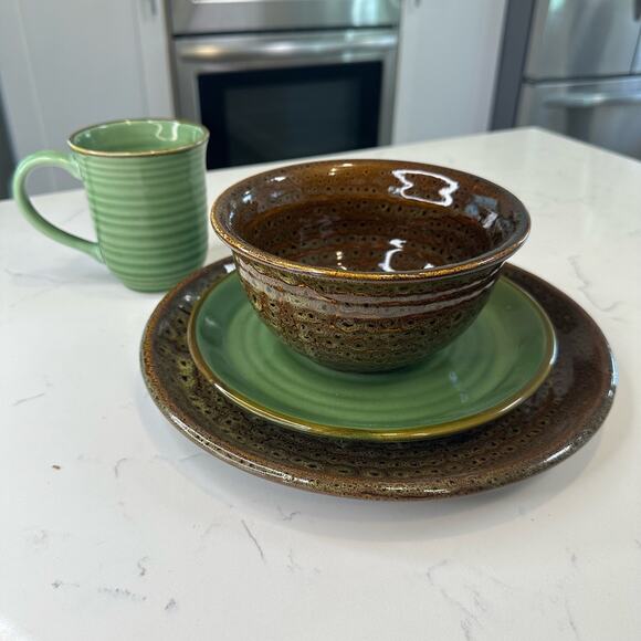 Jaclyn Smith Today Series Green Pattern Salad Plates Set of 2 - Picture 8 of 9